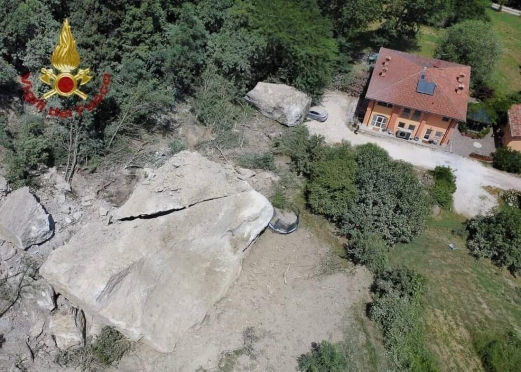 Grossa frana a pochi metri da una casa, paura a Zola Predosa (Bo)