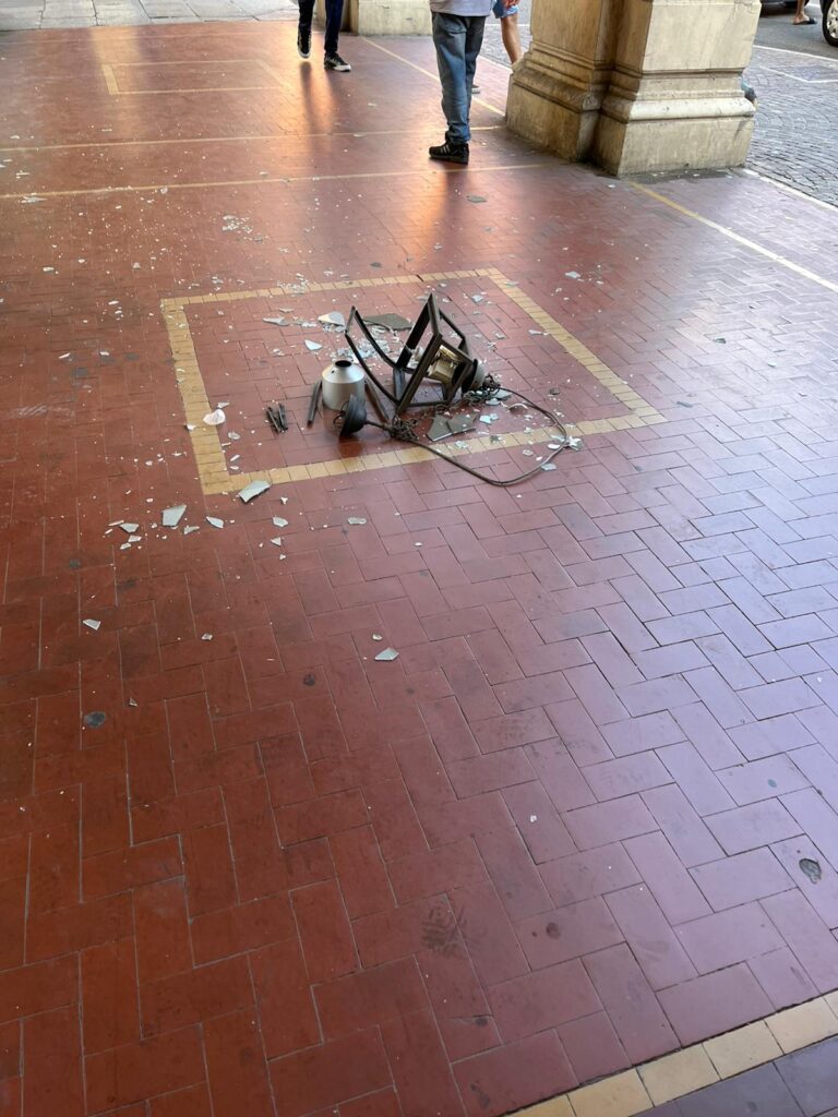 Si stacca lanterna e si schianta sotto al portico