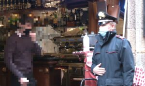 Serve alcolici a cliente già ubriaco, barista denunciata
