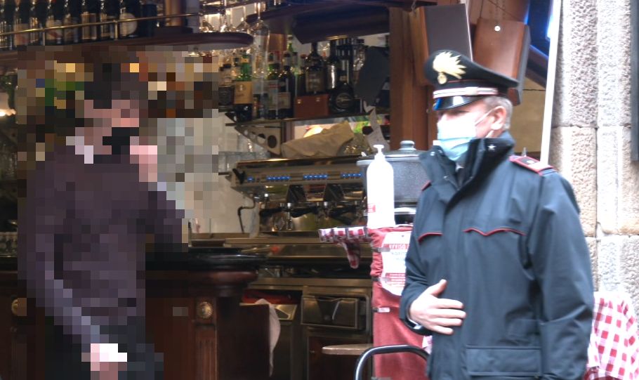 Serve alcolici a cliente già ubriaco, barista denunciata