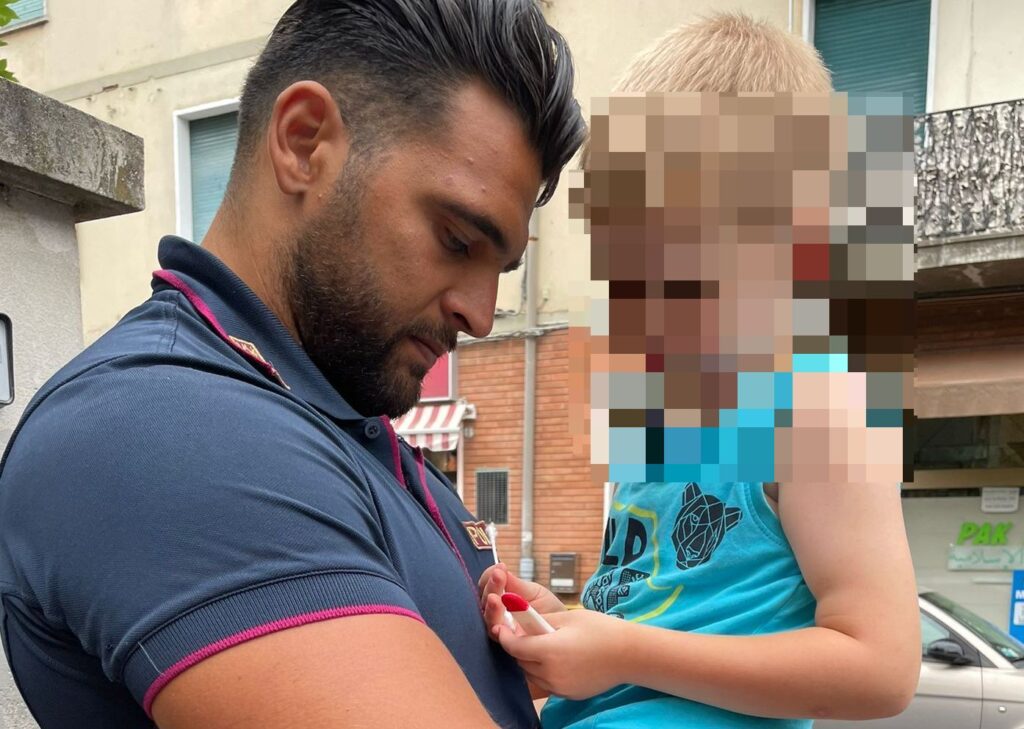 Bimbo di 6 anni vaga da solo in strada, badante denunciata