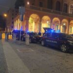 Vede i carabinieri e cerca di inghiottire la ‘coca’