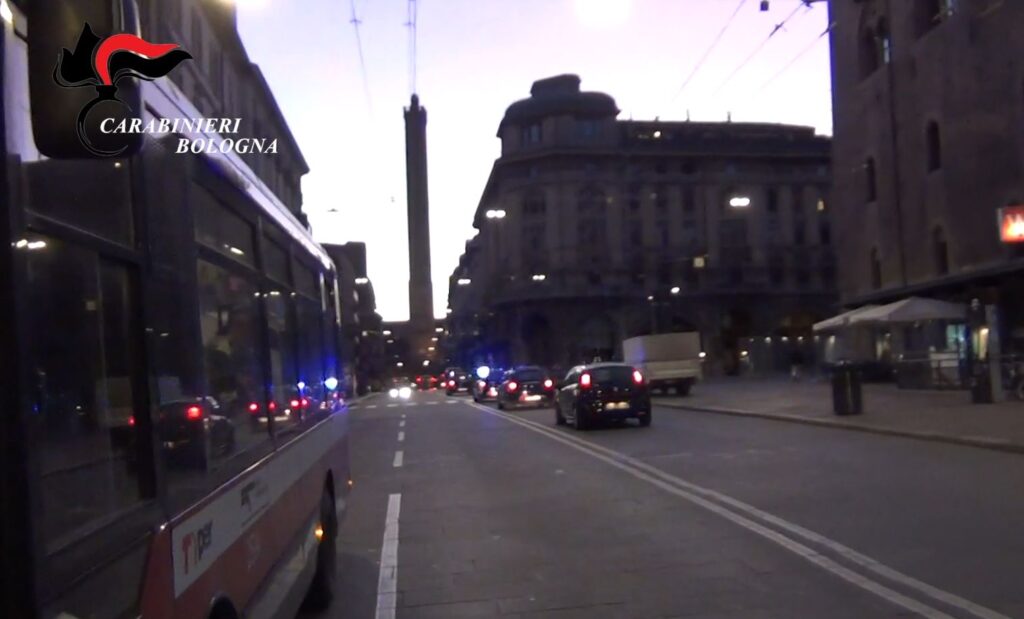 Pretende di salire in bus con la bici e minaccia l’autista
