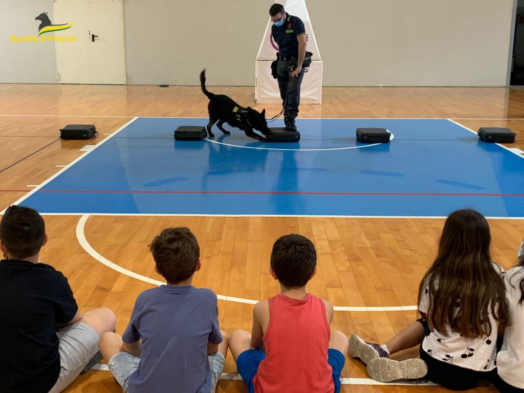 Scuola: tutti a lezione con la guardia di finanza