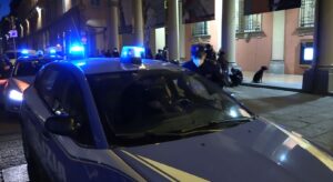 Va in giro nudo in via Zamboni, denunciato 26enne bolognese