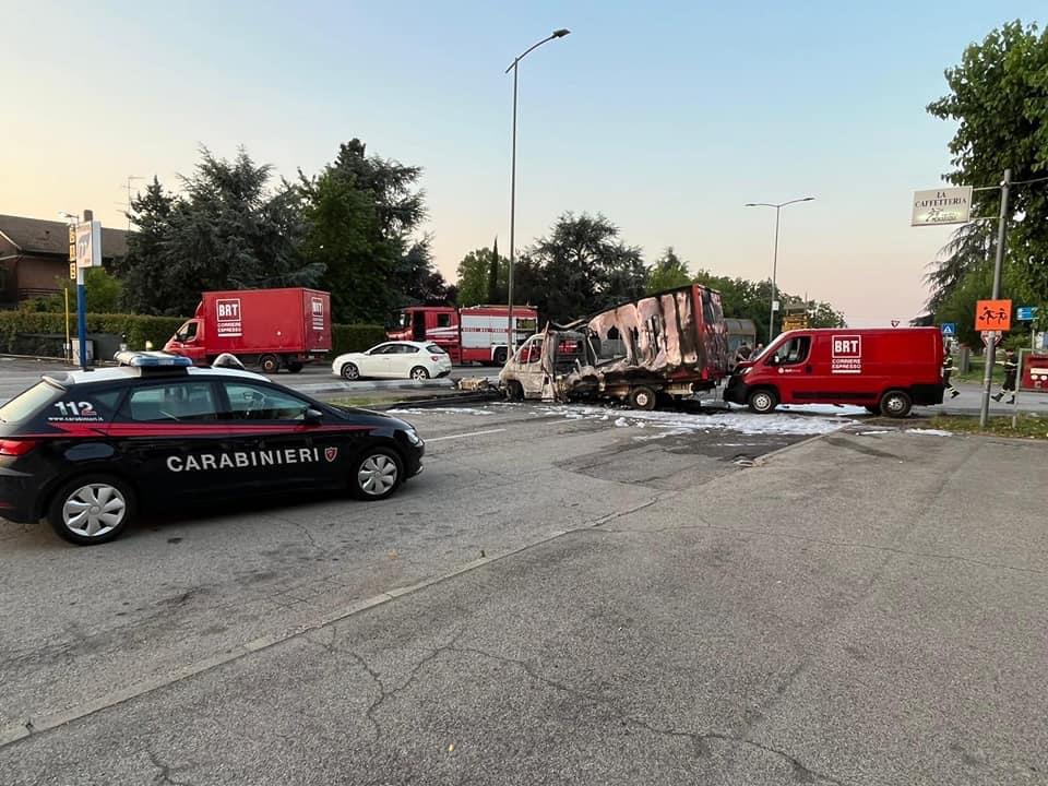 Assalto a ditta di logistica a Stiatico, ladri bruciano camion e fuggono con bottino milionario