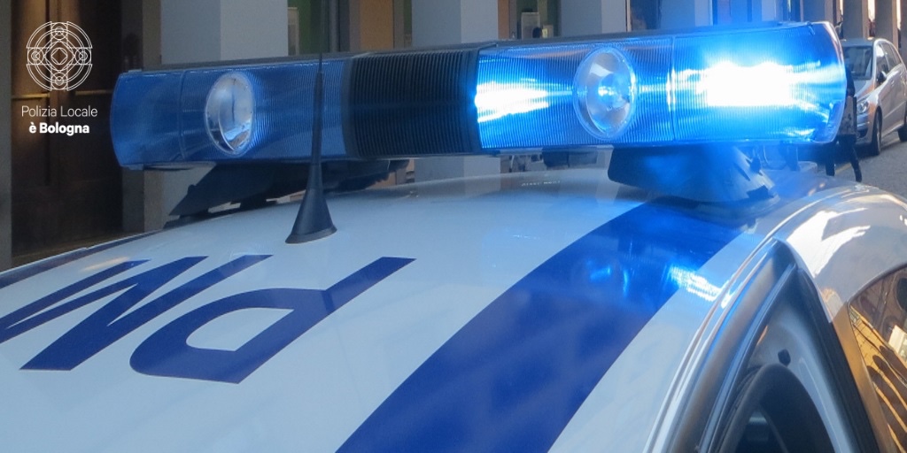 In sella a una moto rubata fuggono all’alt della polizia locale: denunciati