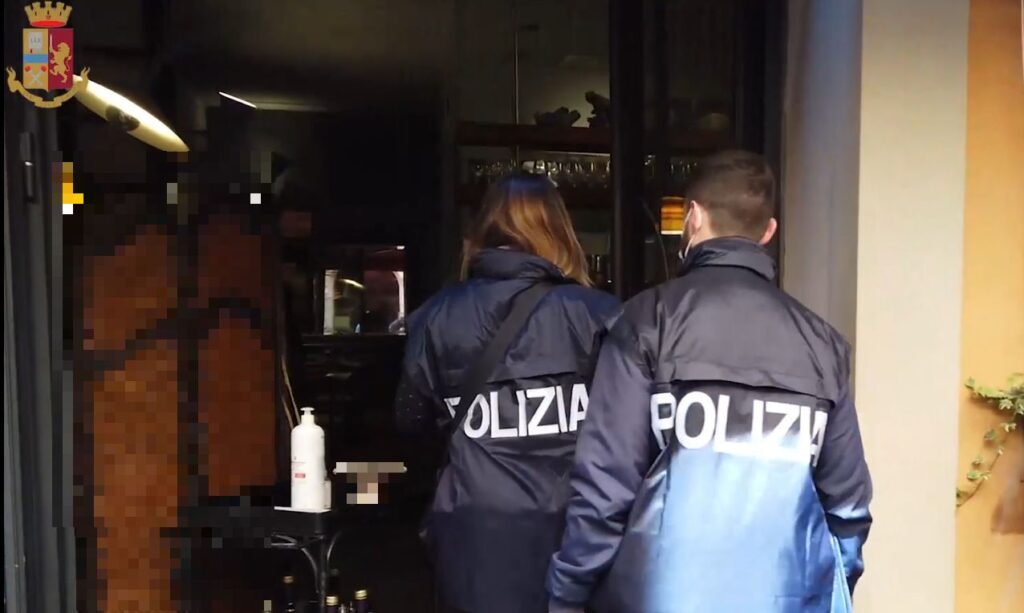 Tequila servita a una minorenne, polizia chiude locale in centro a Bologna
