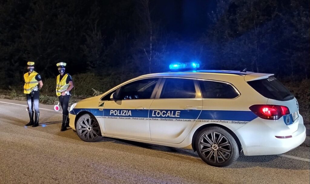 Esibisce documenti falsi e aggredisce agenti: arrestato automobilista 30enne