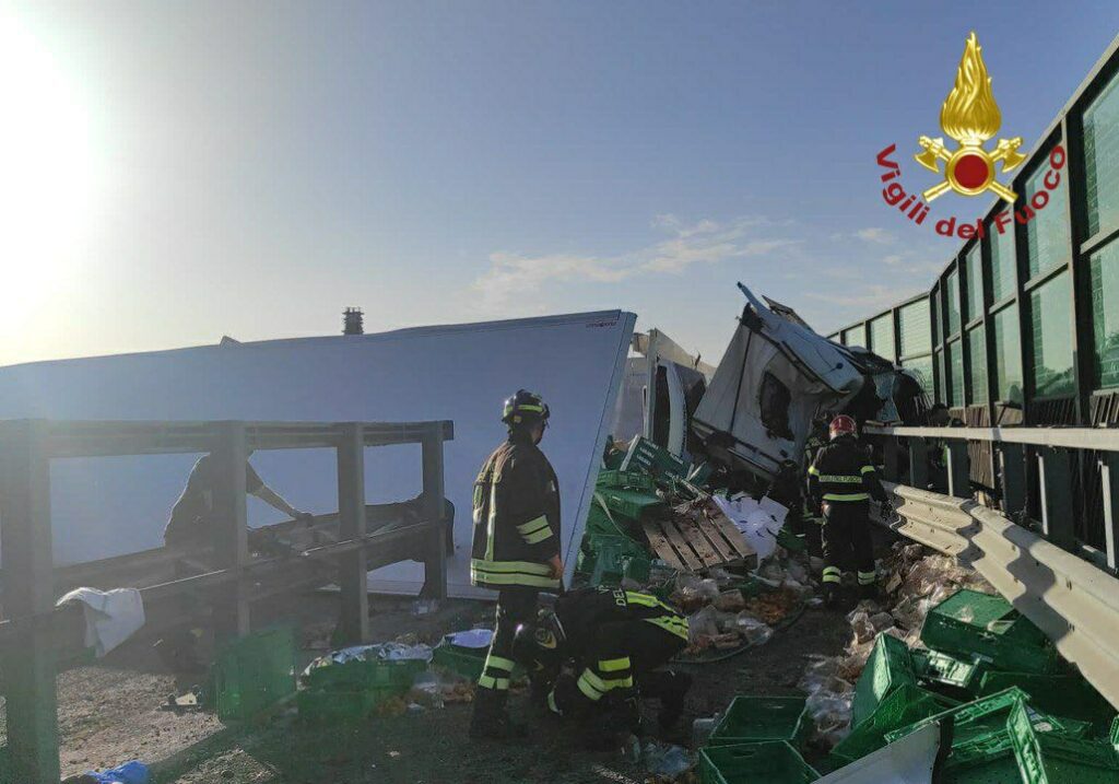 Disastro in A1: un morto e autostrada chiusa. Coinvolti due camion e un’auto