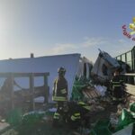 Disastro in A1: un morto e autostrada chiusa. Coinvolti due camion e un’auto