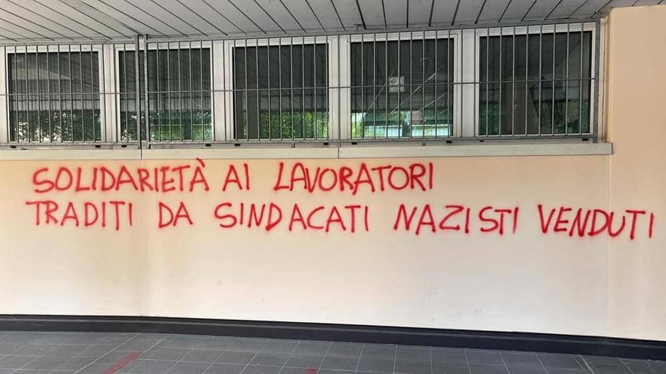 Scritte no vax sulla sede della UIL a Bologna