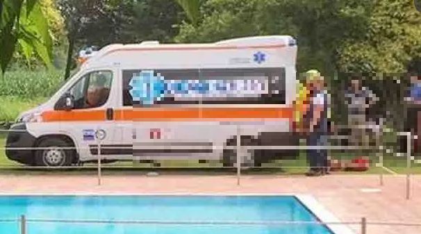 Malore in piscina: deceduta baby sitter, grave bimba di 2 anni