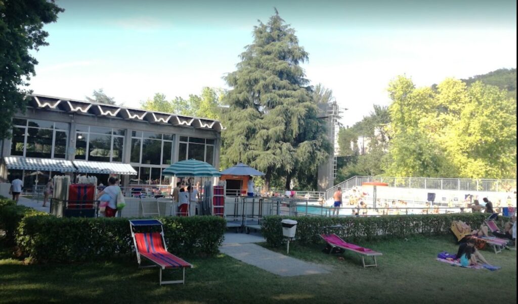 Bimbo di 4 anni rischia di annegare in piscina, i bagnini lo salvano