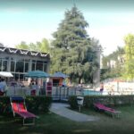 Bimbo di 4 anni rischia di annegare in piscina, i bagnini lo salvano