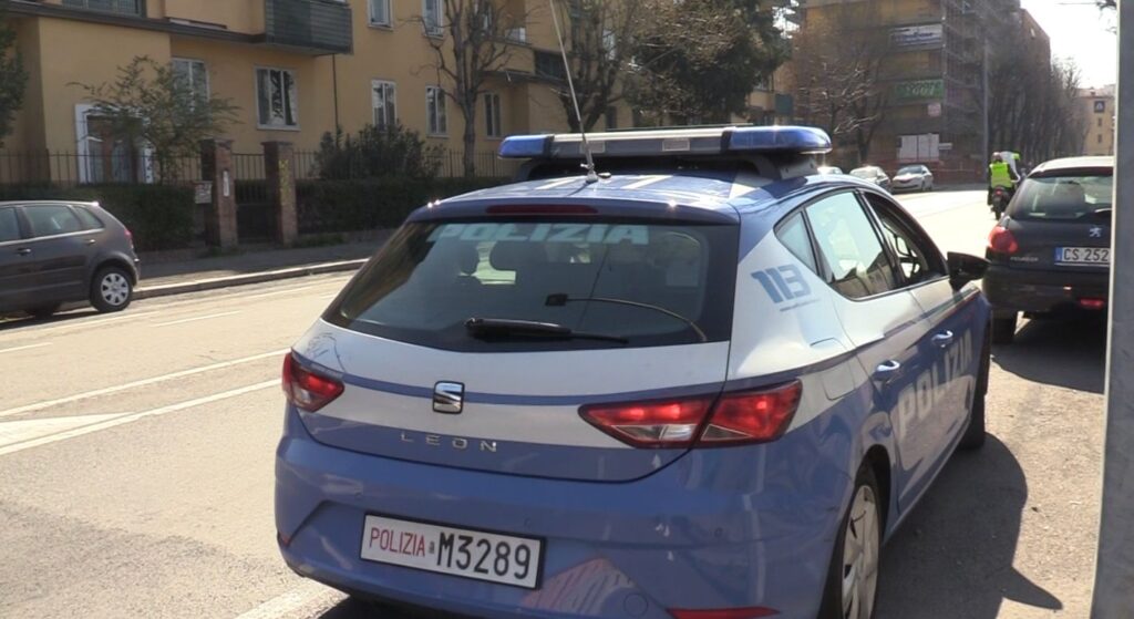 Per scappare lancia un monopattino contro agenti di polizia: pusher arrestato