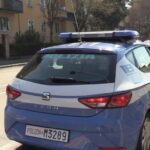 Per scappare lancia un monopattino contro agenti di polizia: pusher arrestato