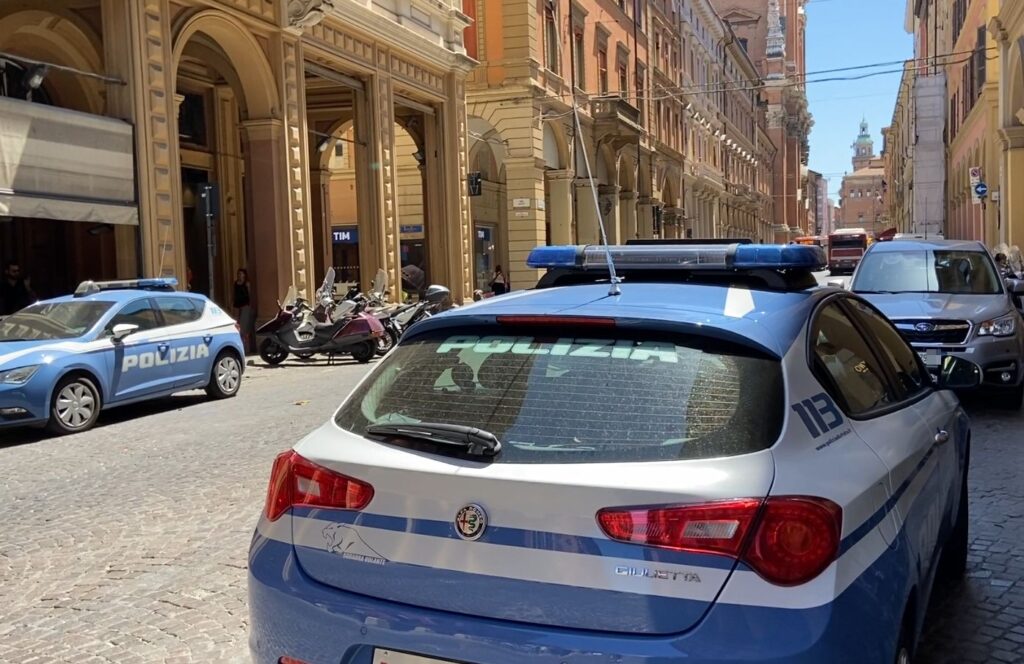 Morde un vigilante che la sorprende a rubare