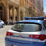 Morde un vigilante che la sorprende a rubare