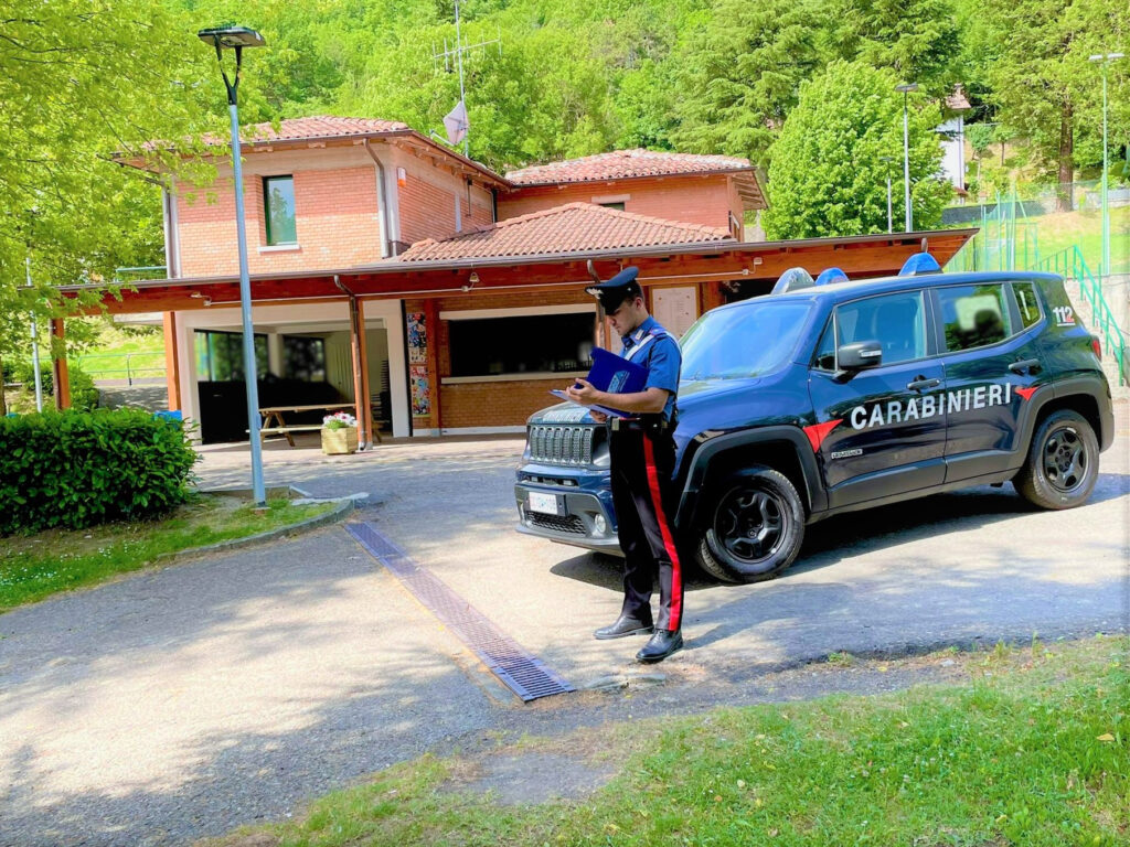 A 17 anni guida auto e rischia di investire gruppo pedoni, denunciato