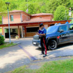 A 17 anni guida auto e rischia di investire gruppo pedoni, denunciato