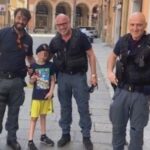 Poliziotti recuperano giocattolo di Matty finito in un tombino