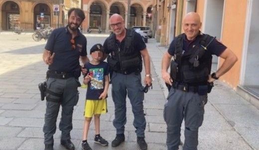 Poliziotti recuperano giocattolo di Matty finito in un tombino