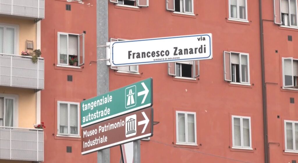 Minaccia con coltello e rastrello ragazzini che lo disturbano