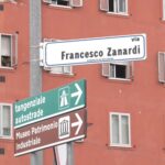 Minaccia con coltello e rastrello ragazzini che lo disturbano