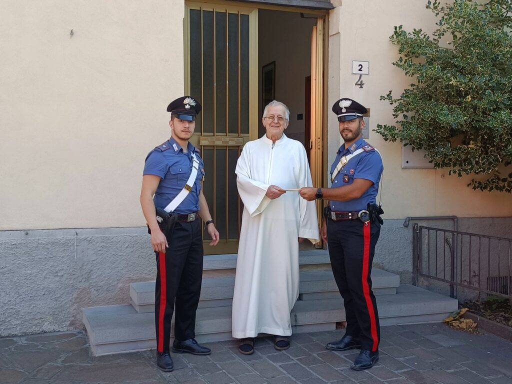 Ruba le offerte in canonica, si pente e restituisce i soldi alla chiesa