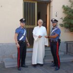 Ruba le offerte in canonica, si pente e restituisce i soldi alla chiesa