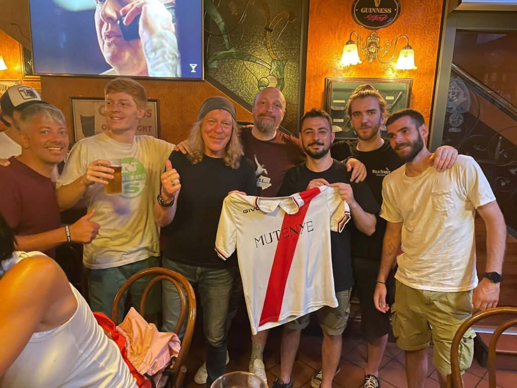 Iron Maiden, per Janick Gers foto con i fan in un pub