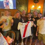 Iron Maiden, per Janick Gers foto con i fan in un pub