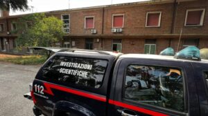 Cadavere trovato in una pozza di sangue, non si esclude l’omicidio (–> foto e video)