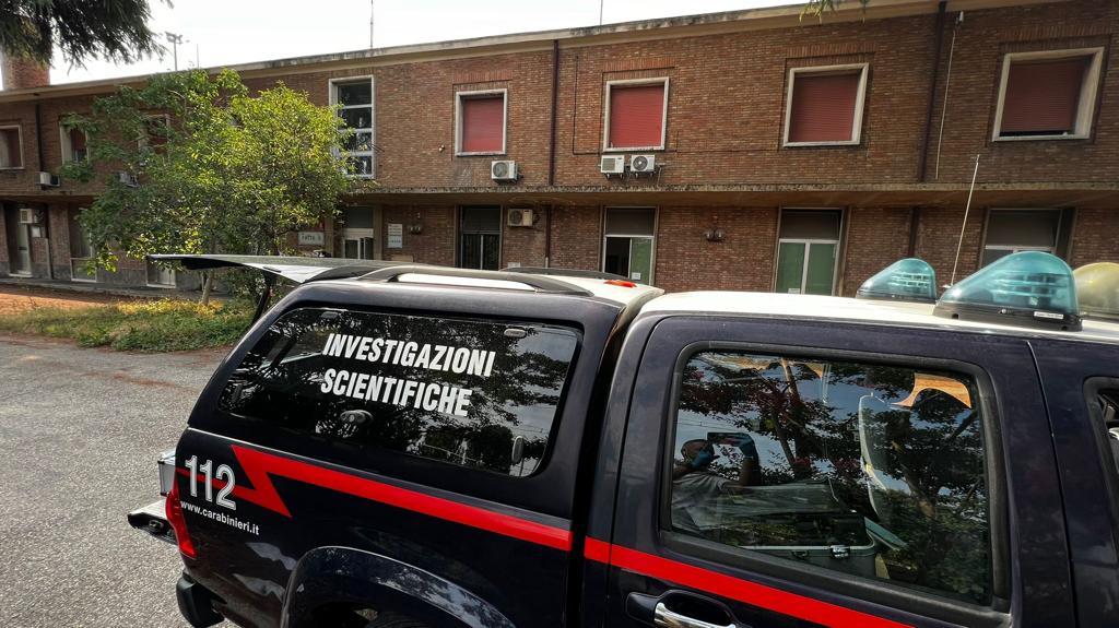 Cadavere trovato in una pozza di sangue, non si esclude l’omicidio (–> foto e video)