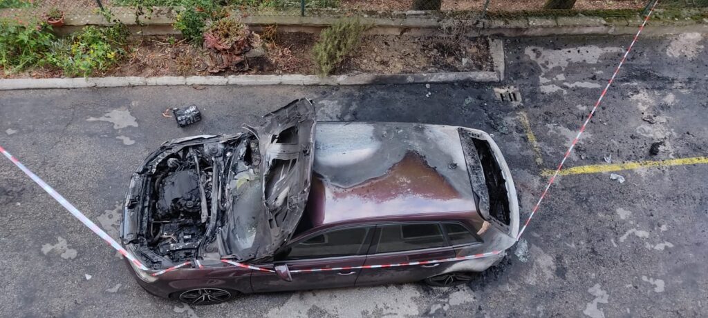 Auto a fuoco nella notte in via della Dozza