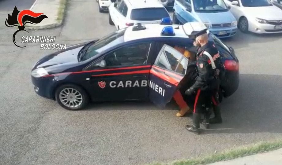 Insulta e prende a pugni la moglie, 52enne allontanato da casa