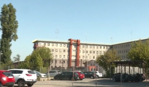 Dalla strada lanciano un pacco dentro il carcere di Bologna, all’interno due telefoni