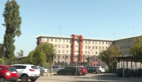 Dalla strada lanciano un pacco dentro il carcere di Bologna, all’interno due telefoni