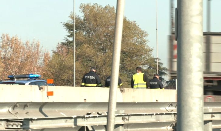 Filmano incidente mortale in autostrada, 10 automobilisti multati