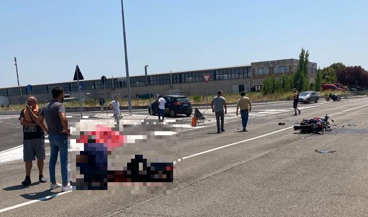 Schianto in moto ad Altedo, gravissimo un 25enne