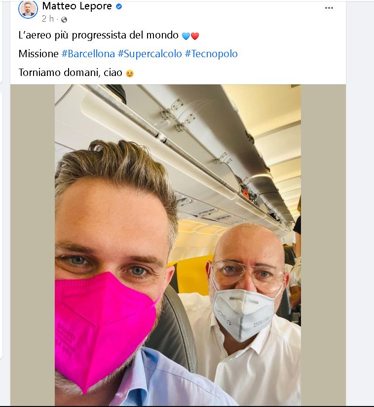 Il selfie di Lepore e Bonaccini in partenza per Barcellona