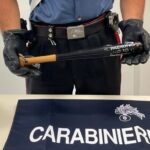 In auto con un manganello da mezzo metro: automobilista 37enne denunciato