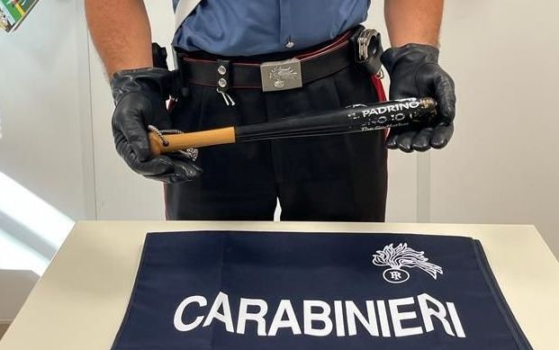 In auto con un manganello da mezzo metro: automobilista 37enne denunciato