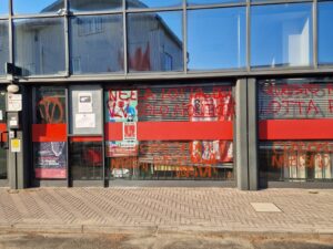 Scritte no vax sulla sede della Cgil di Funo