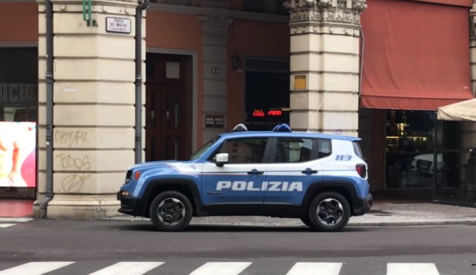 La polizia lo arresta dopo una rapina, torna in libertà con un divieto di dimora
