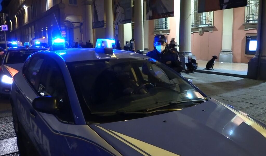 Getta una sigaretta dentro l’auto della polizia, poi aggredisce gli agenti