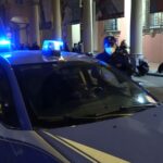 Getta una sigaretta dentro l’auto della polizia, poi aggredisce gli agenti
