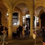 Coppia rapina una ragazza in via del Pratello