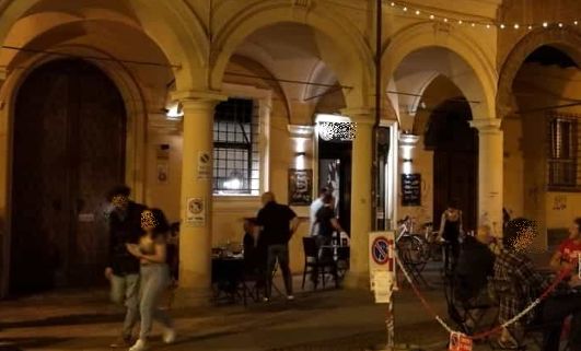 Coppia rapina una ragazza in via del Pratello